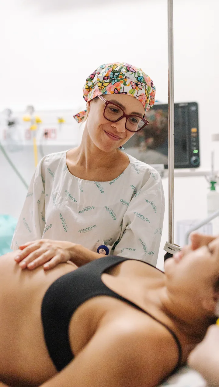 Médica acompanha a gestante com escuta e cuidado no início da gestação